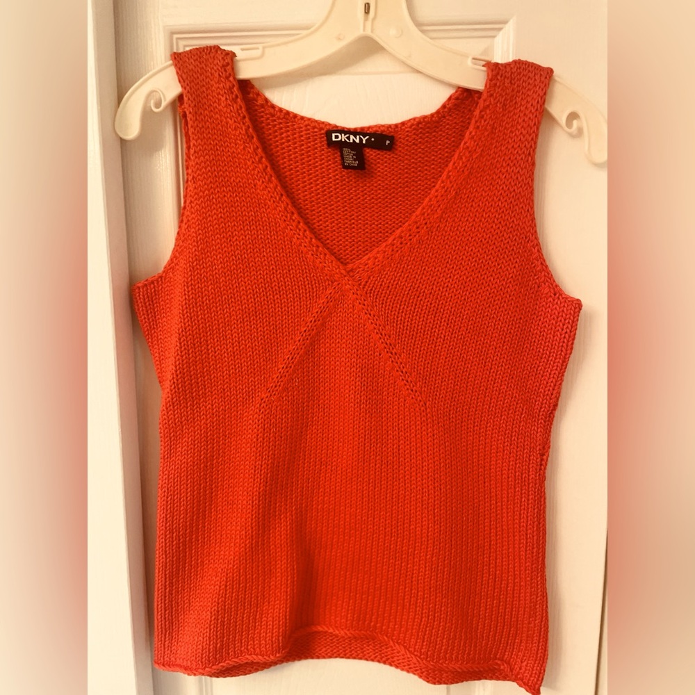 DKNY RED COTTON V NECK KNIT TOP WITH ROLLED HEM  PETITE